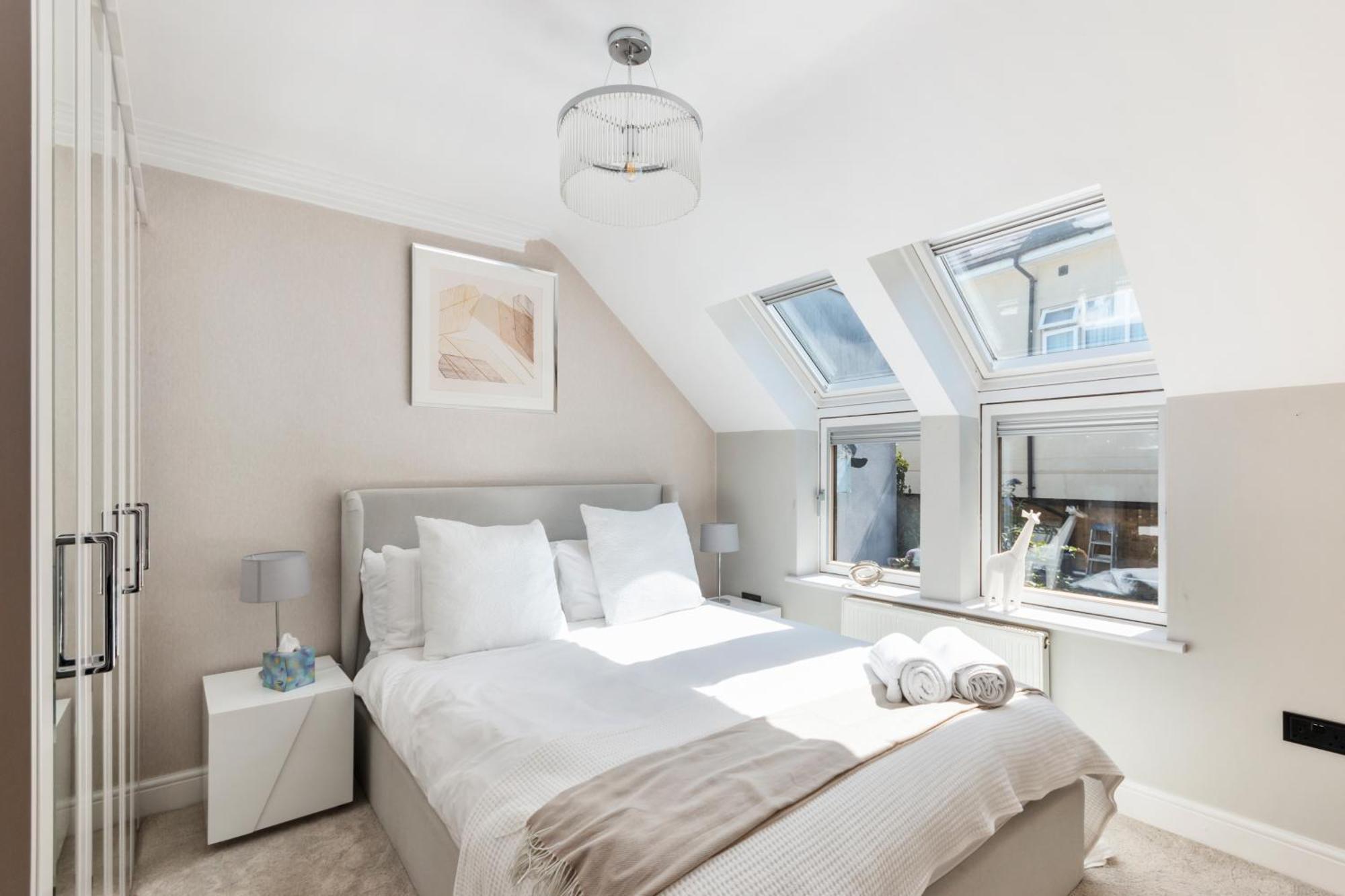 Weybridge - 2 Bed - Parkingアパートメント エクステリア 写真
