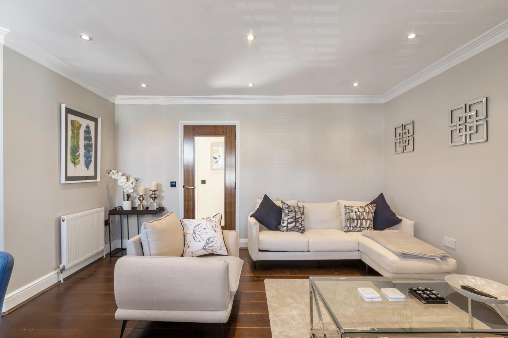 Weybridge - 2 Bed - Parkingアパートメント エクステリア 写真