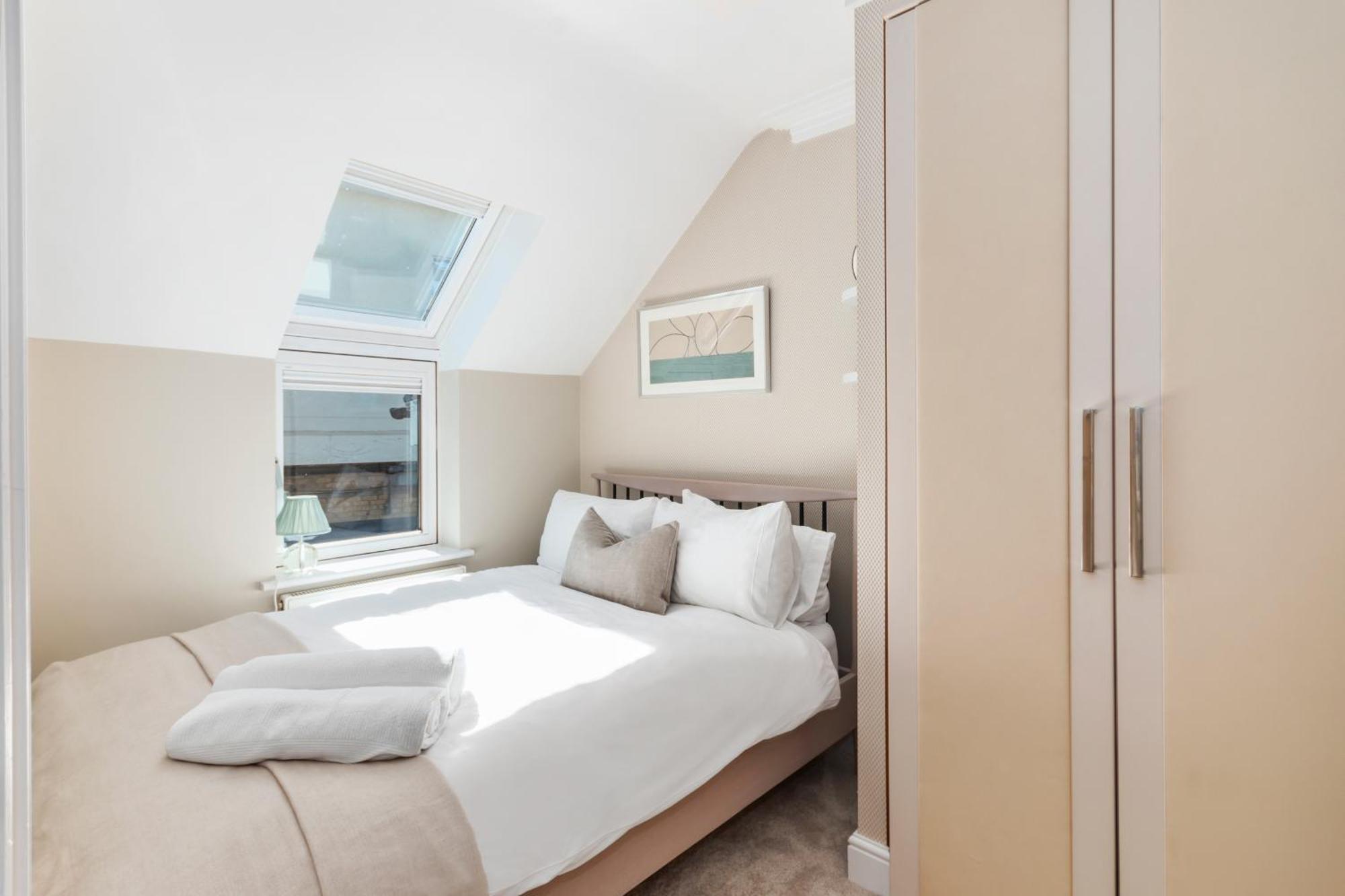 Weybridge - 2 Bed - Parkingアパートメント エクステリア 写真