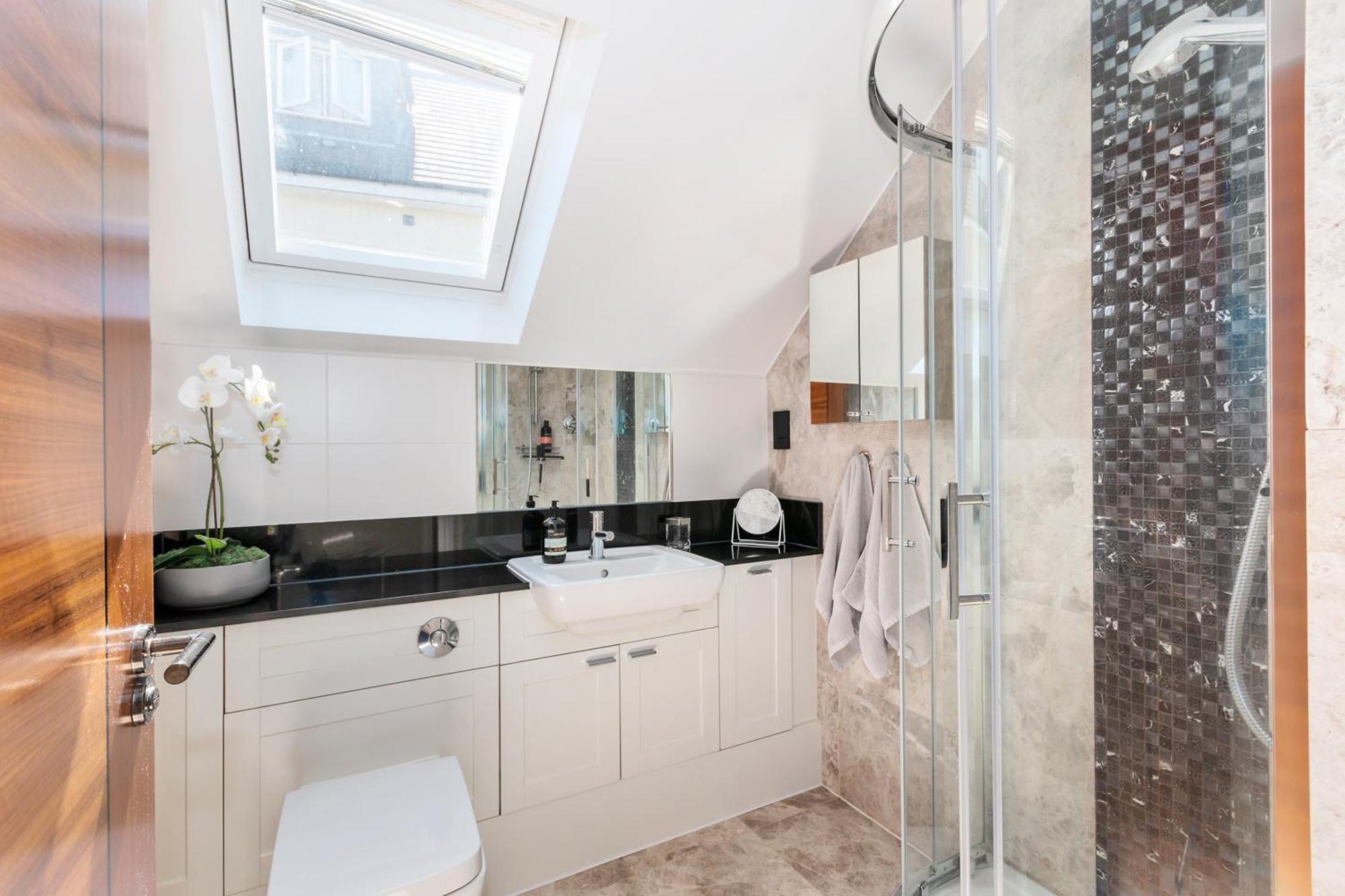 Weybridge - 2 Bed - Parkingアパートメント エクステリア 写真